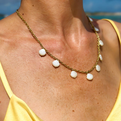 Collar con dijes de concha